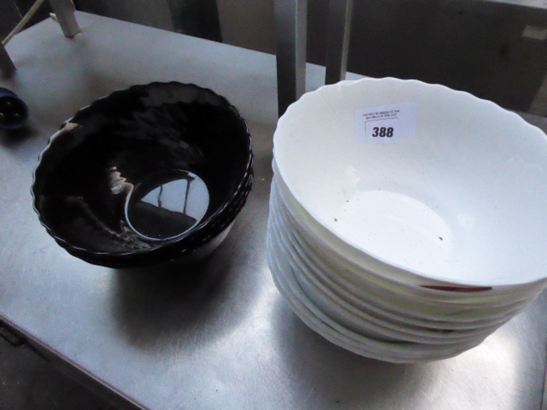 (141) 11 white and 4 black salad display bowls