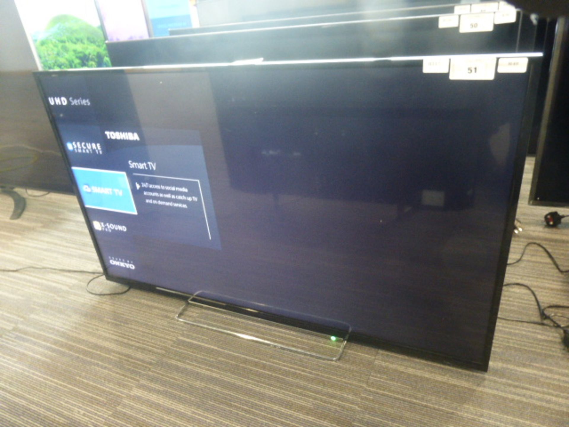 R40 - 49'' Toshiba 4K TV model no: 49V6863DB include box no: B117 packaging for this item is in poor