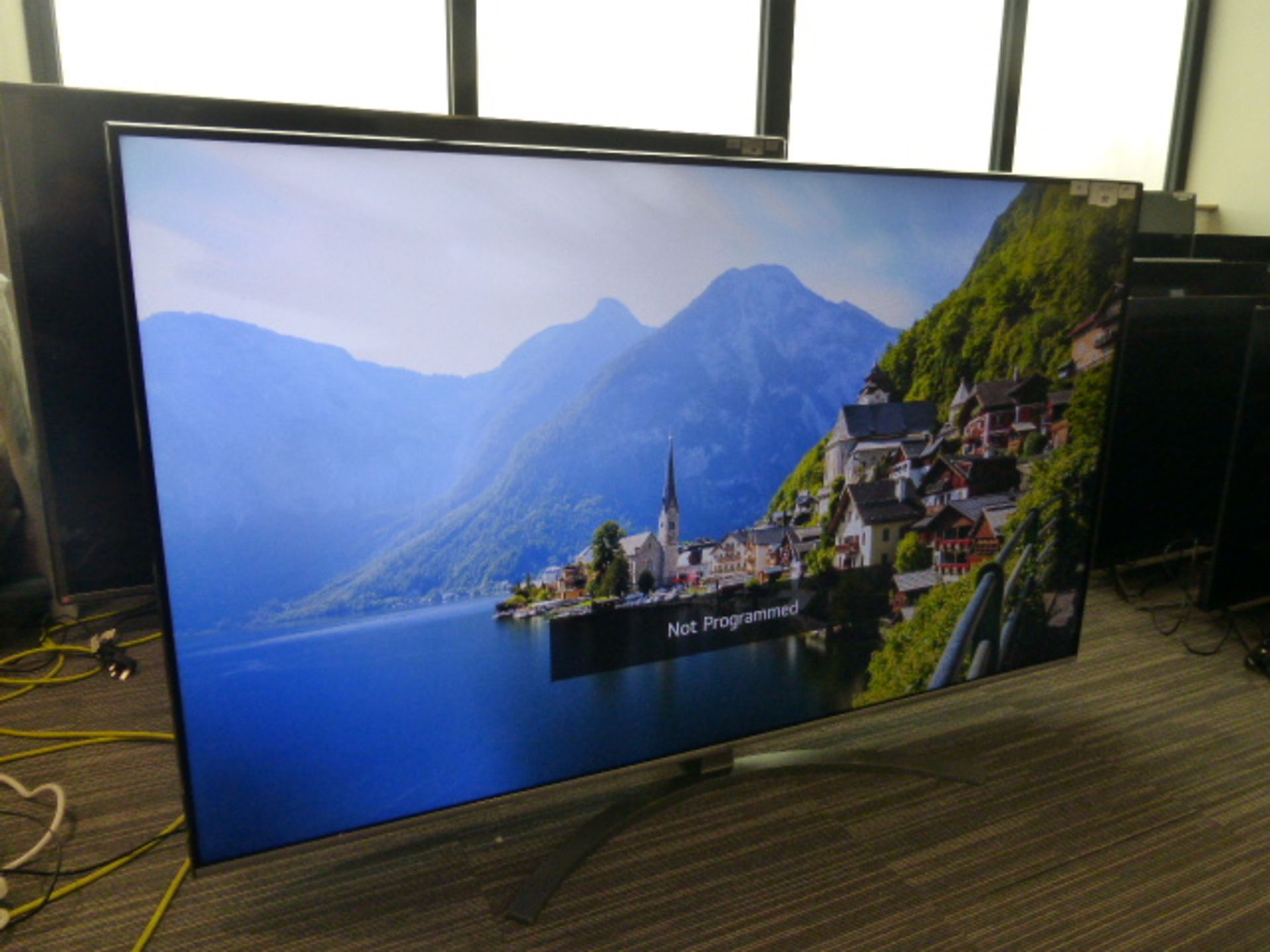 R59 - LG 65'' 4K UHD TV model no: 65UN81006LB include box no: B5