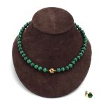 A single strand continuous malachite bead necklace with openwork 9ct yellow gold clasp, l.