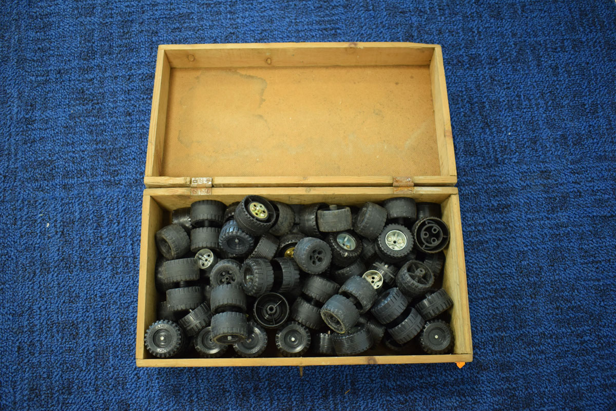 An extensive collection of Meccano including motors, wheels, gears, flat sections, - Image 16 of 40