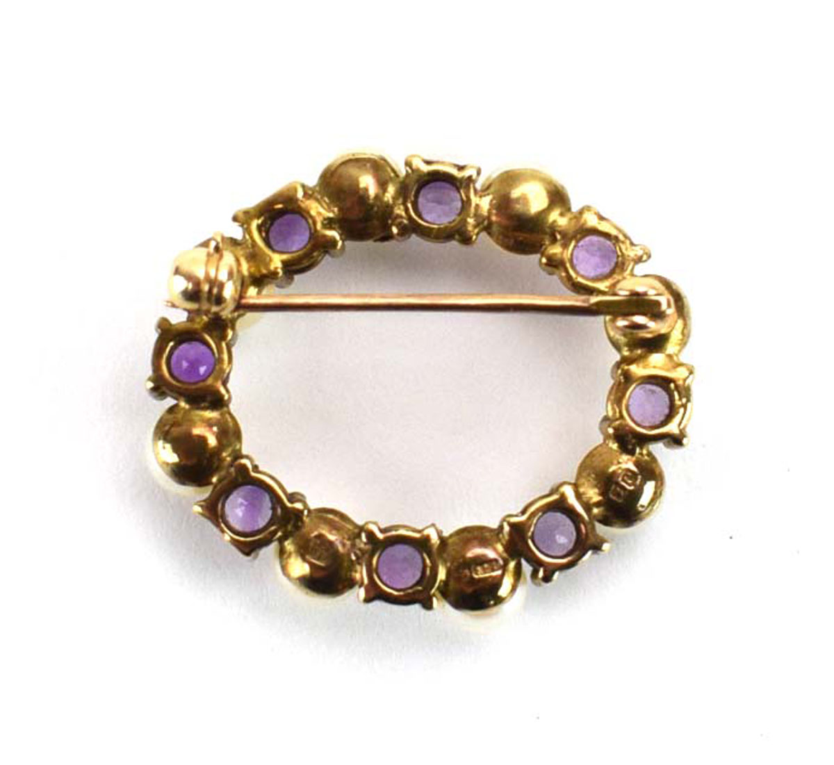 A 9ct yellow gold wreath brooch set eight cultured pearls and amethyst, w. 2.4 cm, 3. - Image 2 of 2