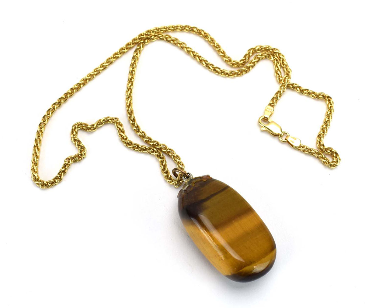 An 18ct yellow gold fox link necklace with lobster clasp suspending a tiger's eye pendant, l.