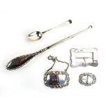 A mixed parcel of silver comprising a decanter label, a teaspoon, a button hook and a buckle,