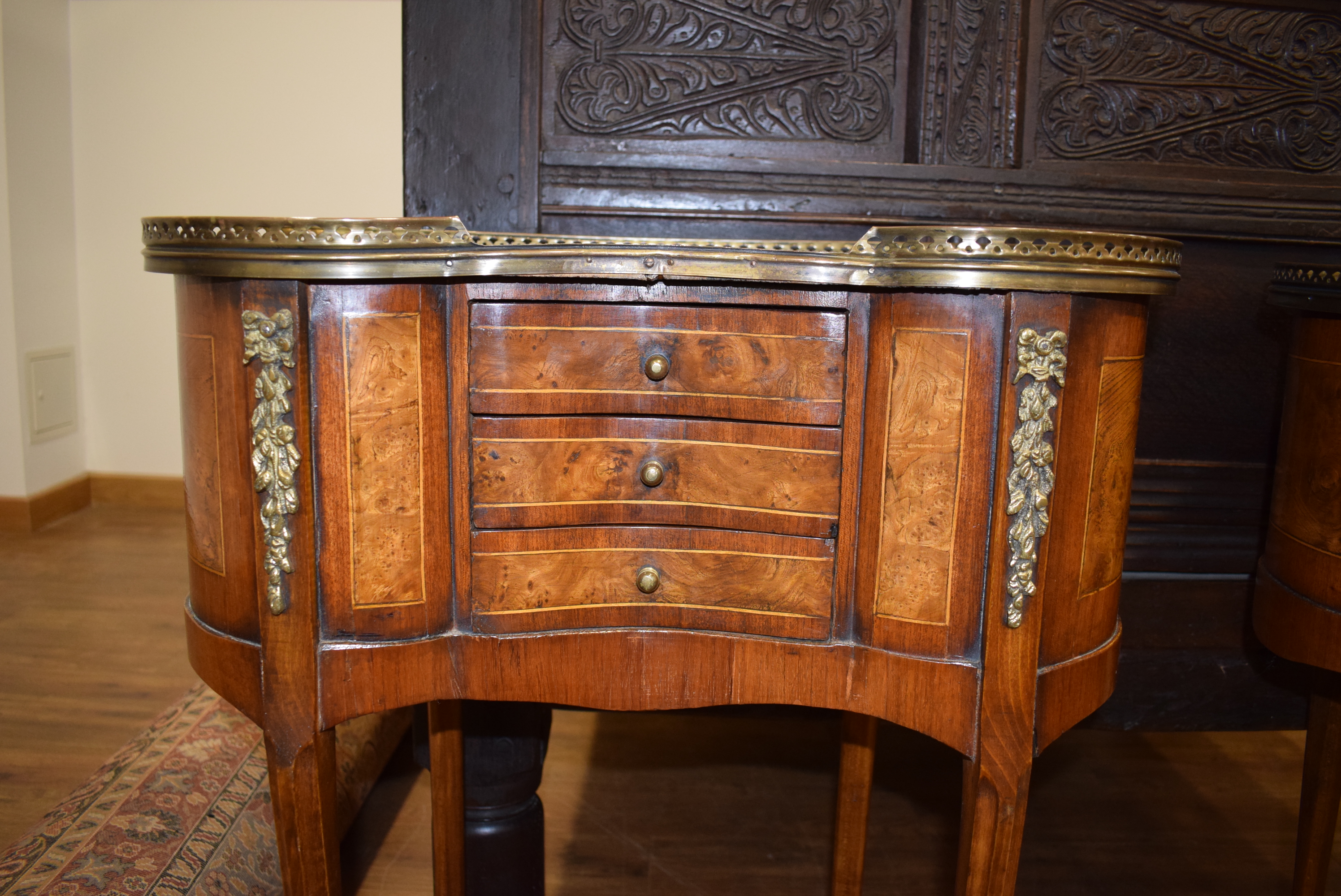 A pair of Louis XV style burr elm, mahogany, - Image 21 of 45