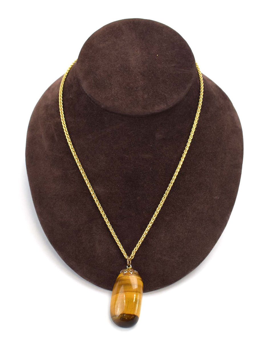 An 18ct yellow gold fox link necklace with lobster clasp suspending a tiger's eye pendant, l. - Image 2 of 2