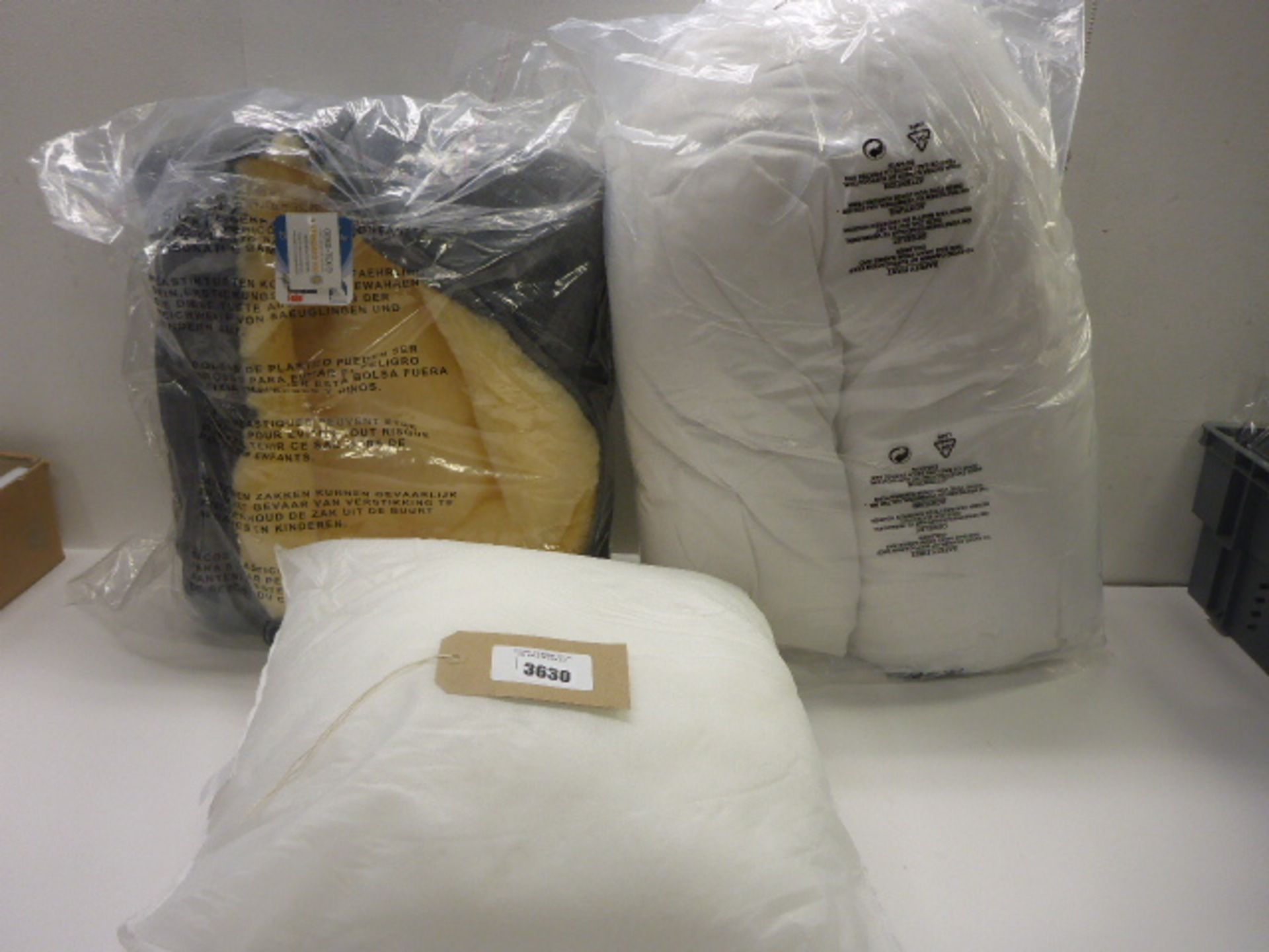 Heitmann Felle premium lambskin footmuff, V shape support pillow and inner cushion pad
