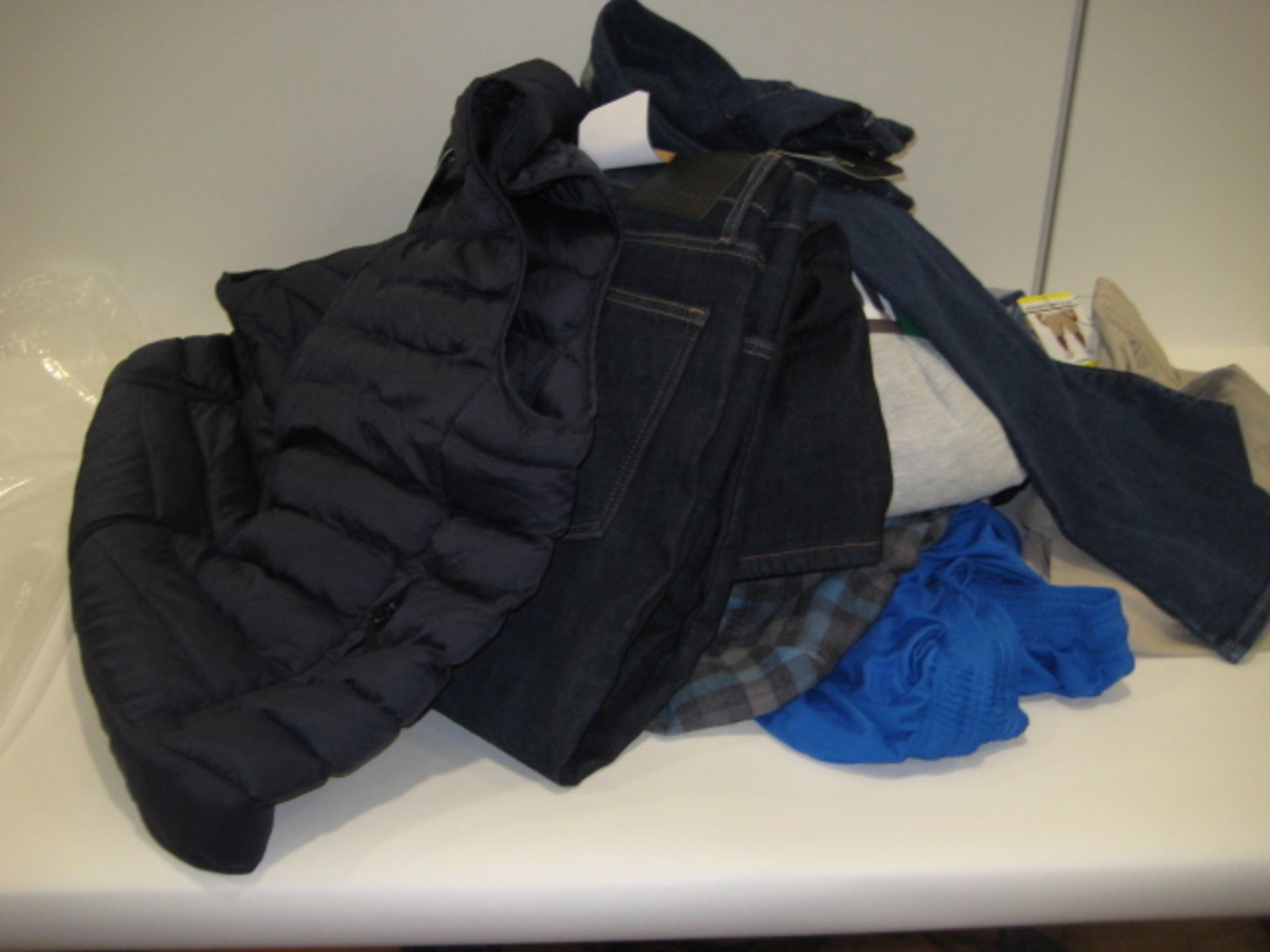 Bag containing gents clothing incl. jeans, shorts, gilets, shirts, jumpers, etc.