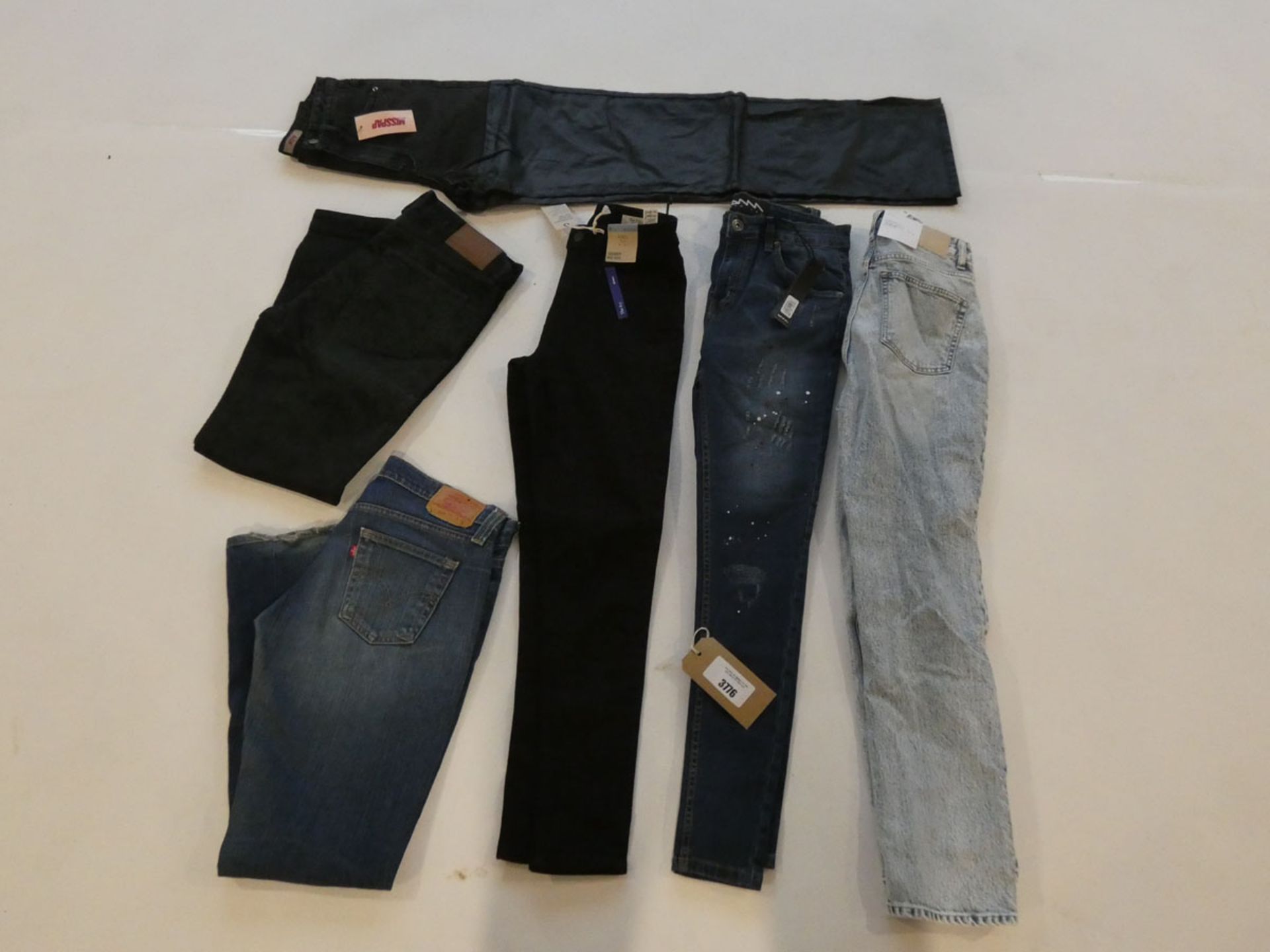 Large selection of denim wear to include Gap, Mispap, Levis, etc in various sizes