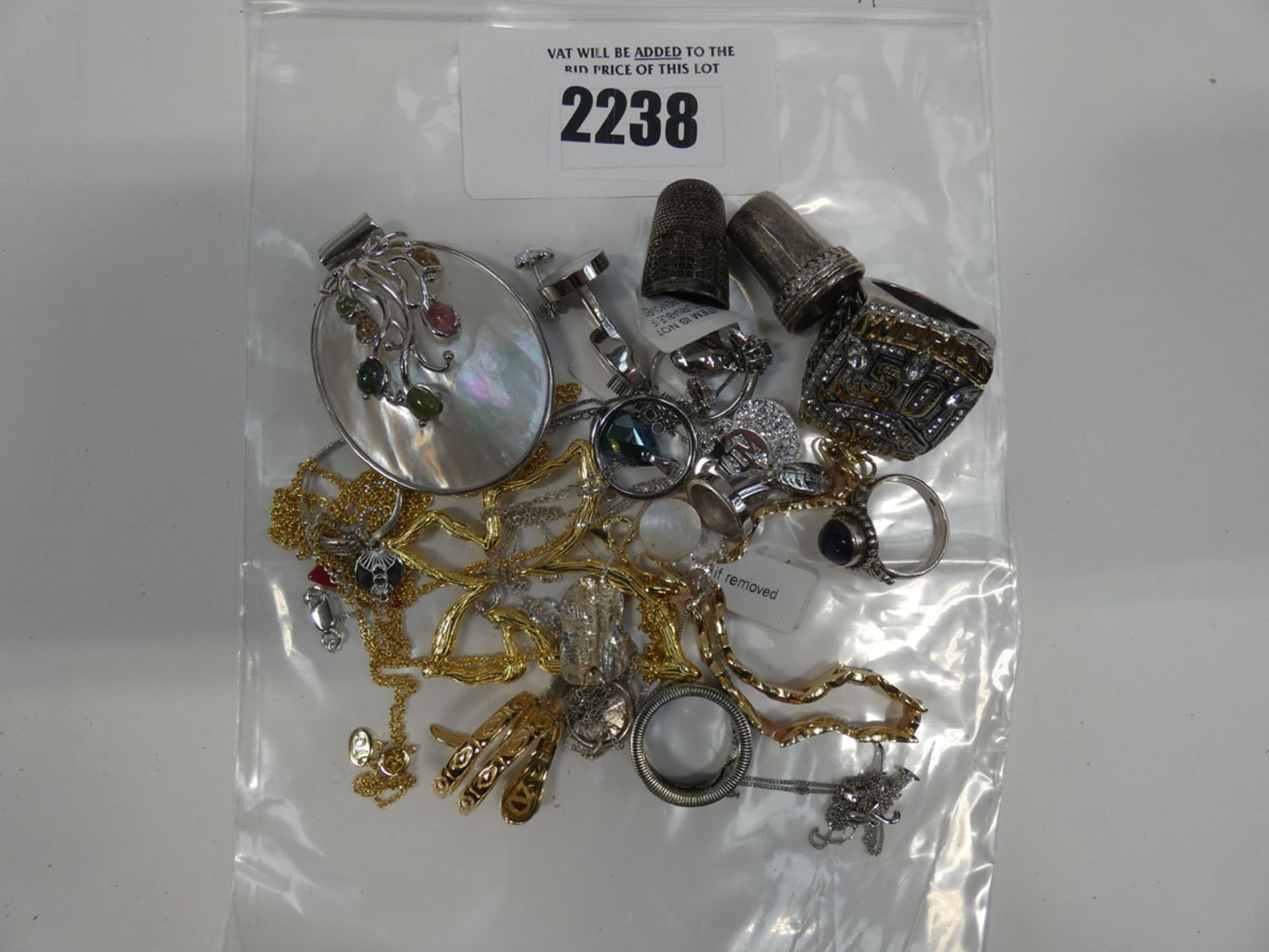 Quantity of white metal and yellow metal jewellery