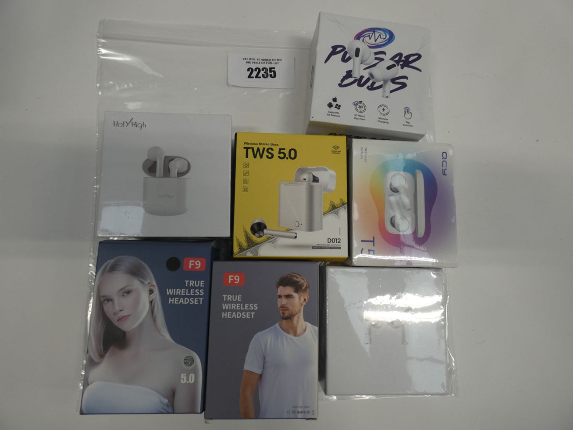 Quantity of various wireless earphones