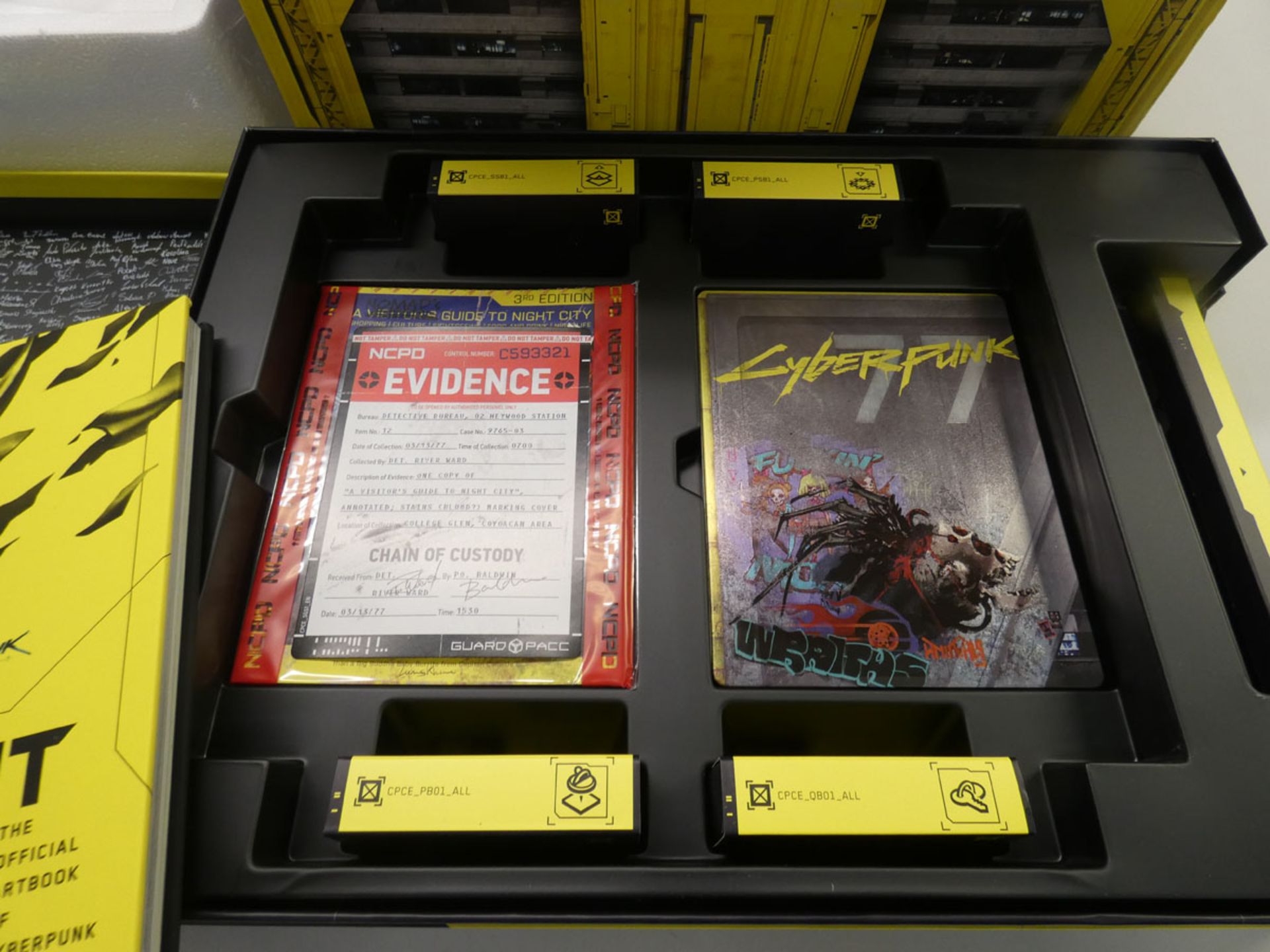 CyberPunk 2077 XBOX ONE Collectors edition Game with '' V in Action '' figurine , ,Steelbook case, - Image 4 of 4