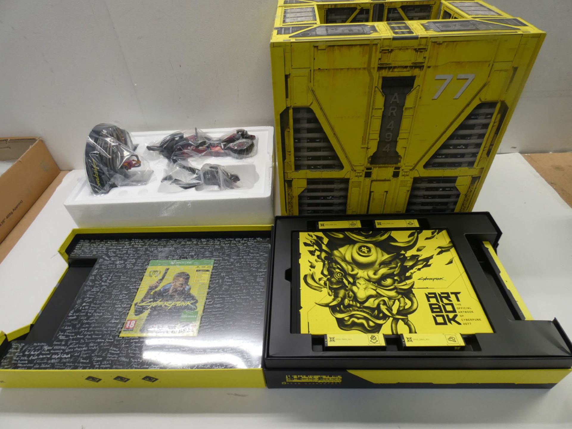 CyberPunk 2077 XBOX ONE Collectors edition Game with '' V in Action '' figurine , ,Steelbook case, - Image 3 of 4