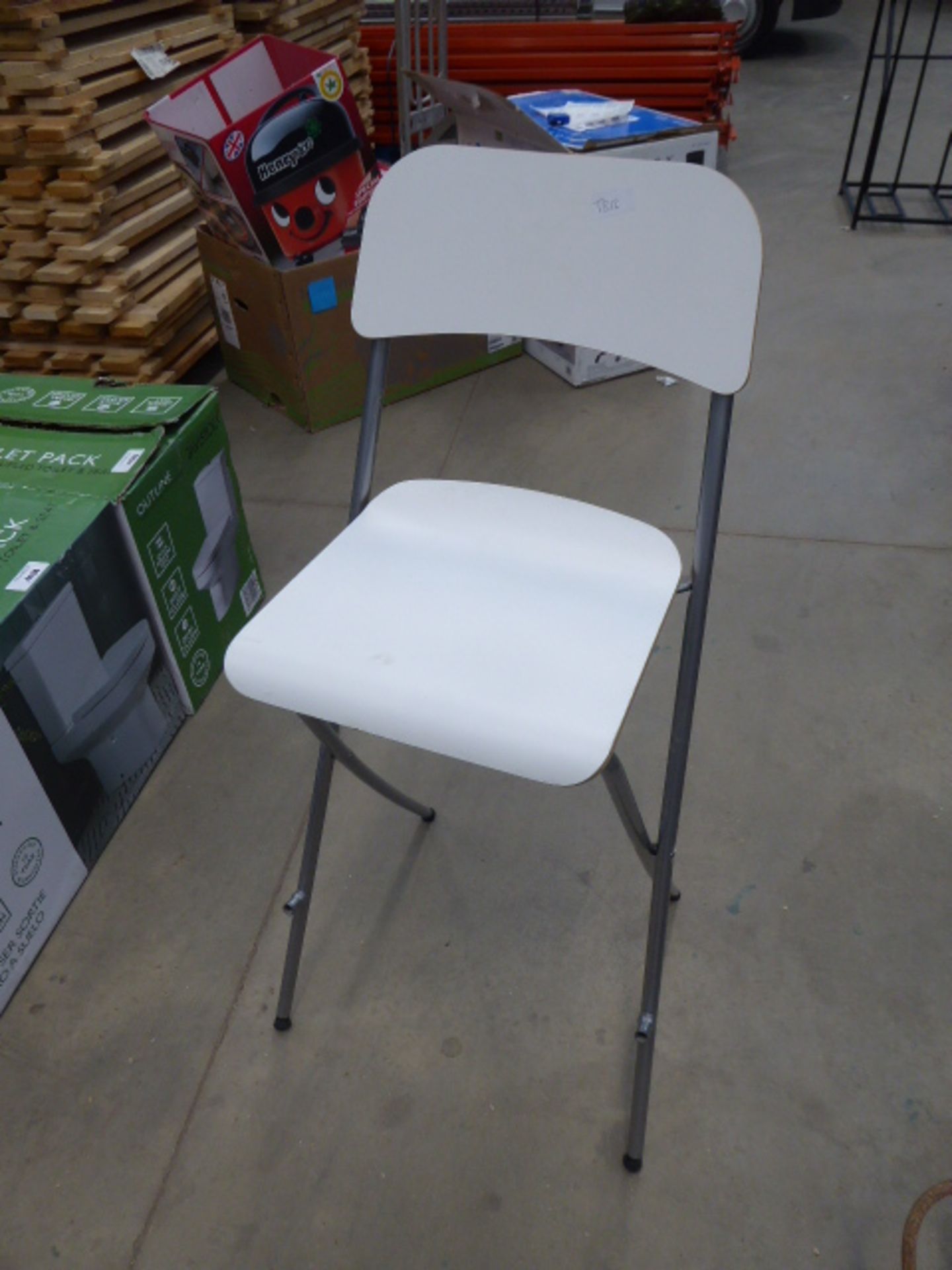 4135 - 2 white fold-up chairs