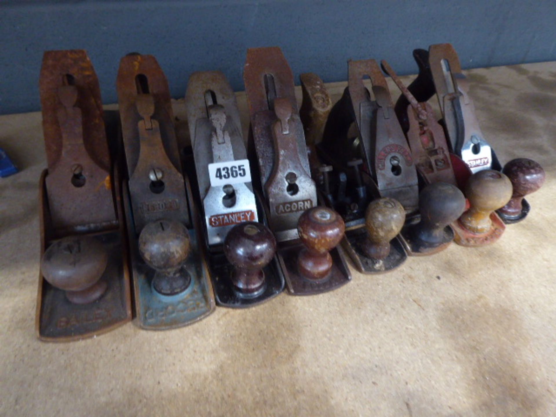 8 assorted hand planes