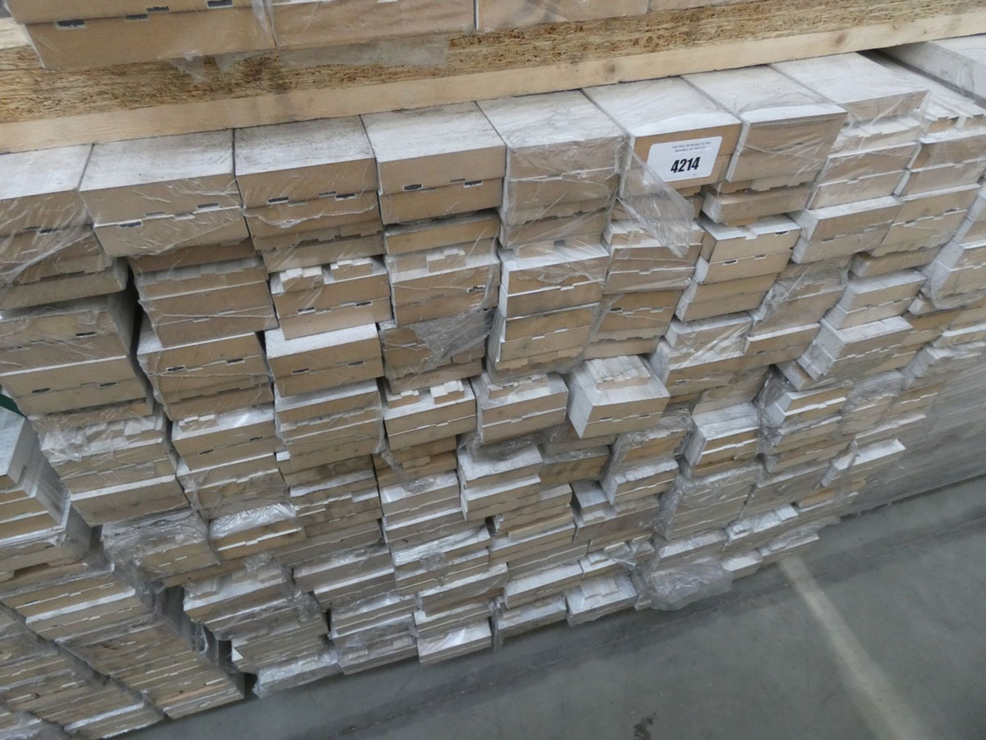 Pallet of approx. 120 sets of MDF door linings in various sizes from 96-130mm wide