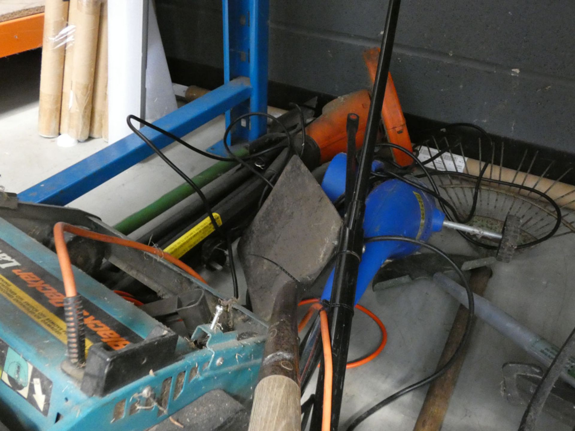 Small quantity of garden tools and saws - Image 5 of 5