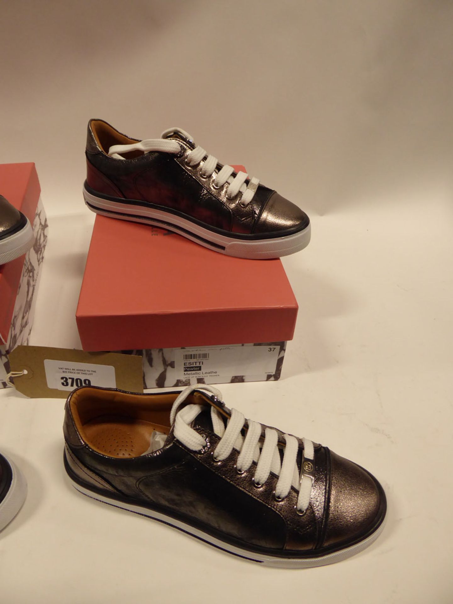 2 pairs of Moda in Pelle Esitti leather trainers sizes EI 40 and 37 - Image 3 of 3