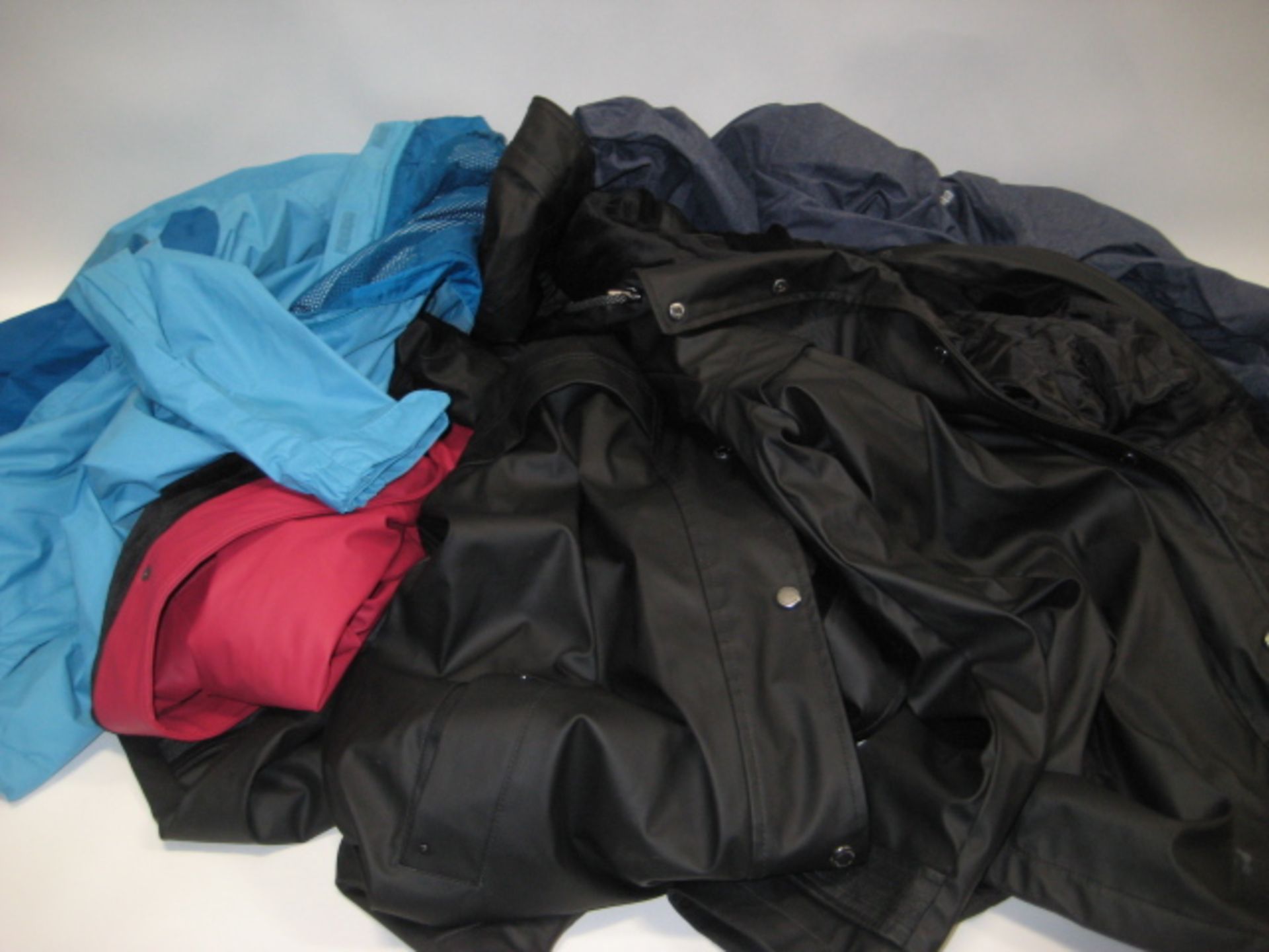 5 various lightweight coats, 3 by Weatherproof and 2 by Columbia in sizes ranging from M - XL