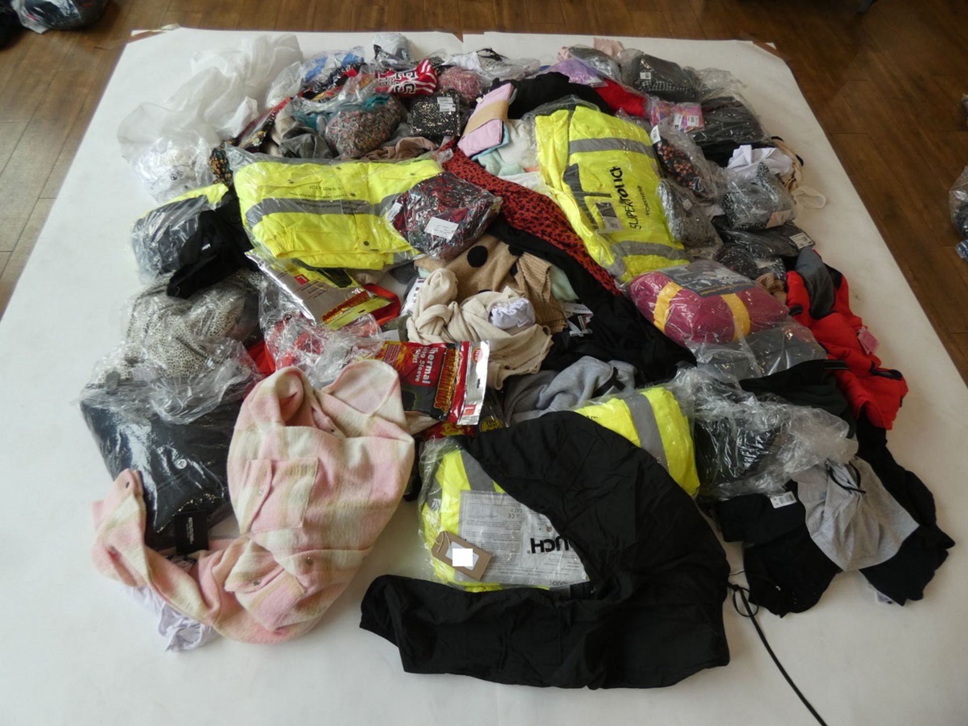 Half a stillage of mixed ladies and men's clothing - Image 4 of 4