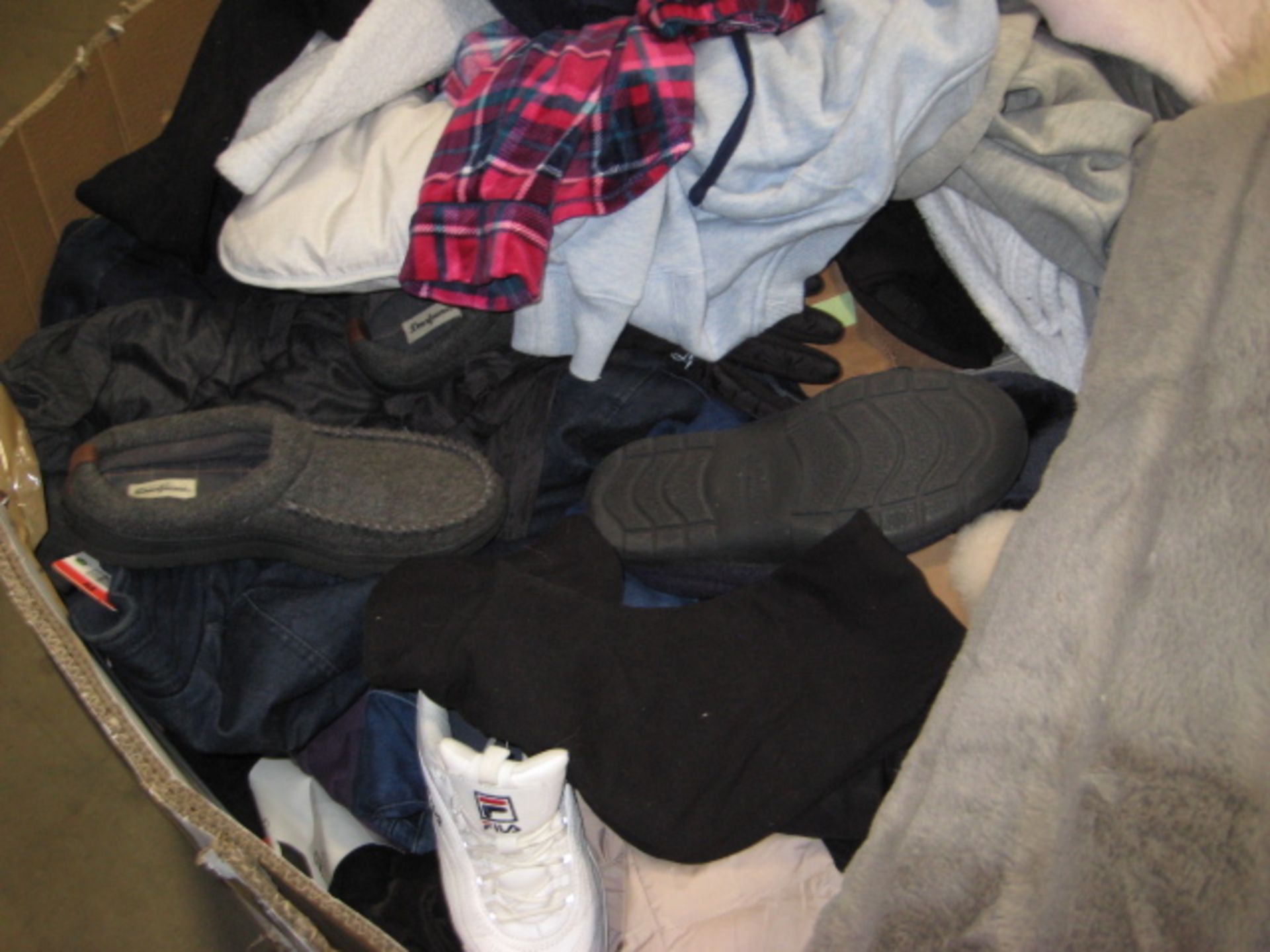 Pallet of used second hand clothing, linen, both odd and used shoes, etc. - Image 3 of 3