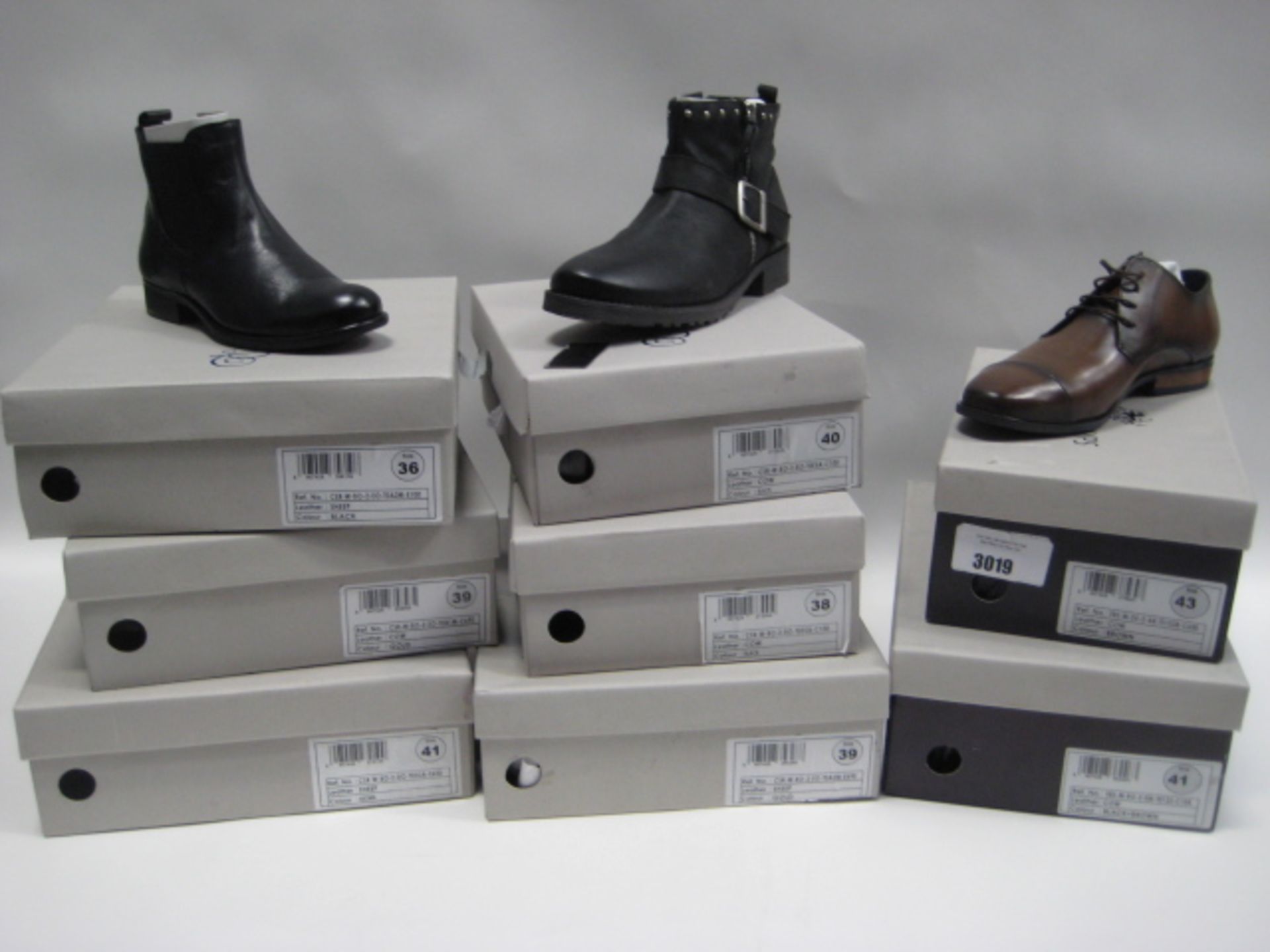 8 boxed pairs of shoes incl. 6 ladies boots by Chloe Sinclair in sizes ranging from 36 - 41 and 2