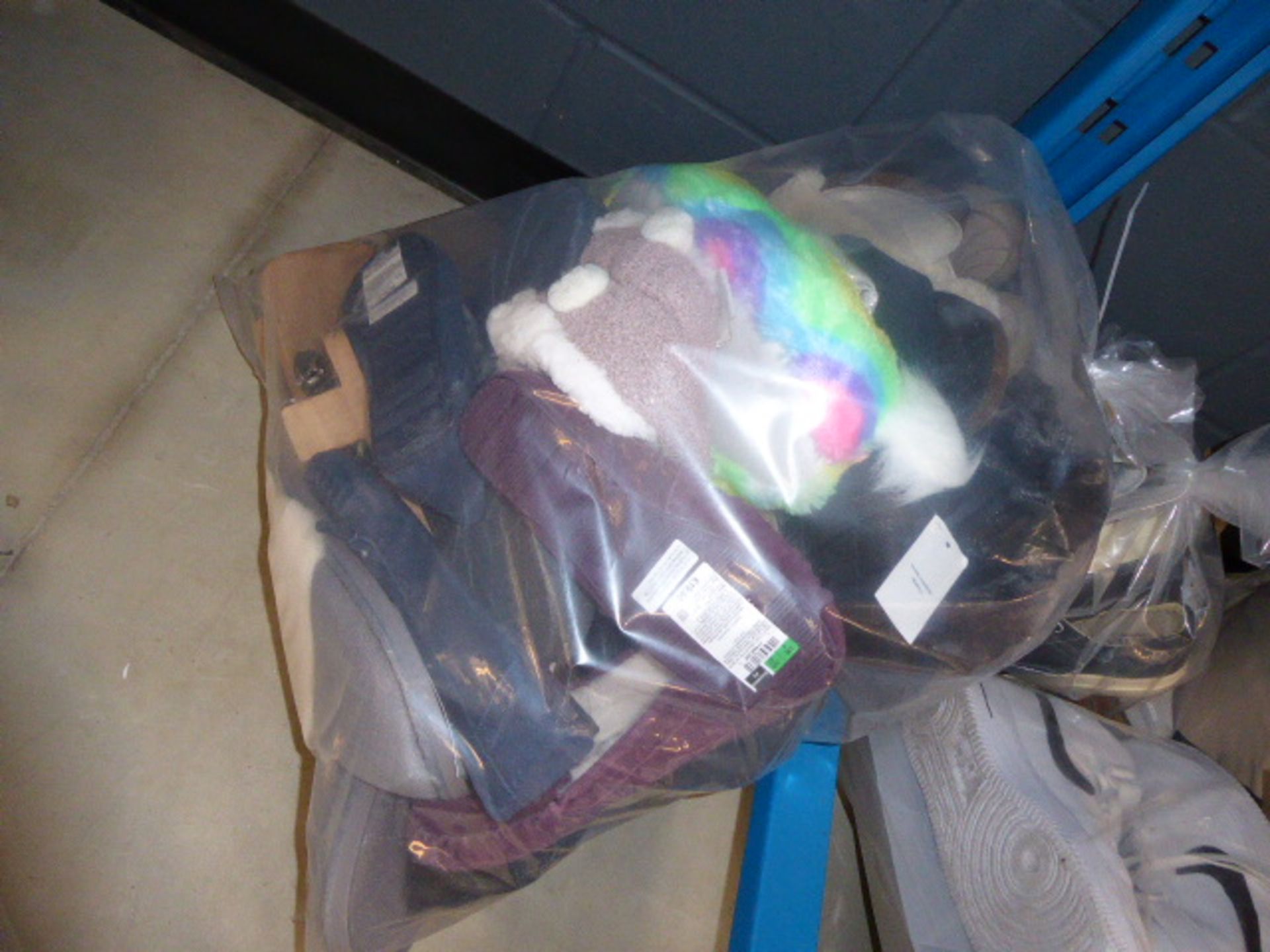 3623 Bag of assorted slippers and sandals