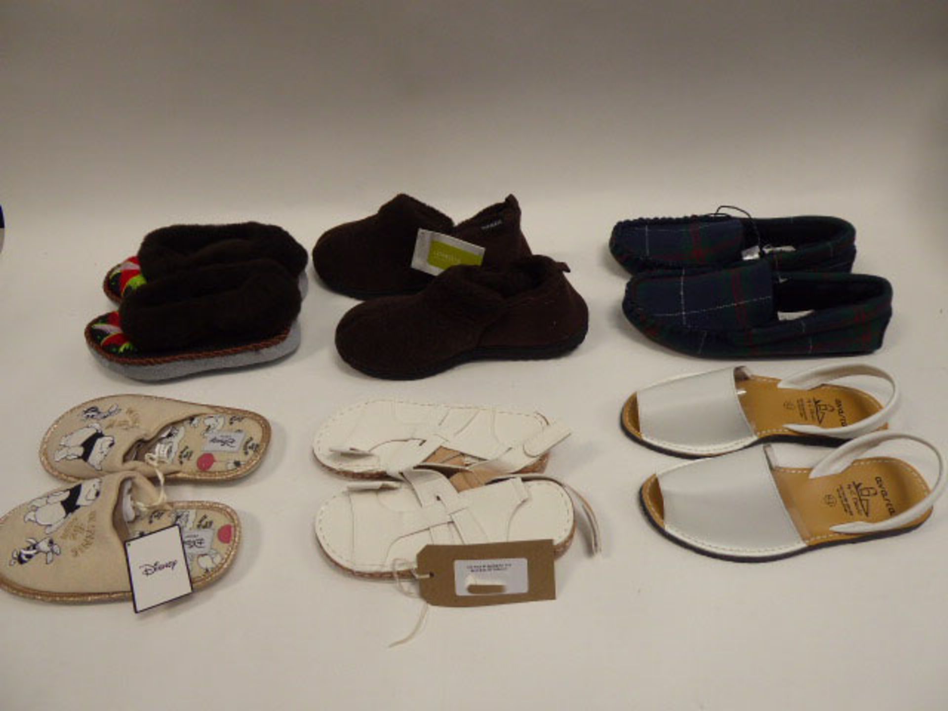 3687 - Bag of assorted sandals, slippers and walking shoes