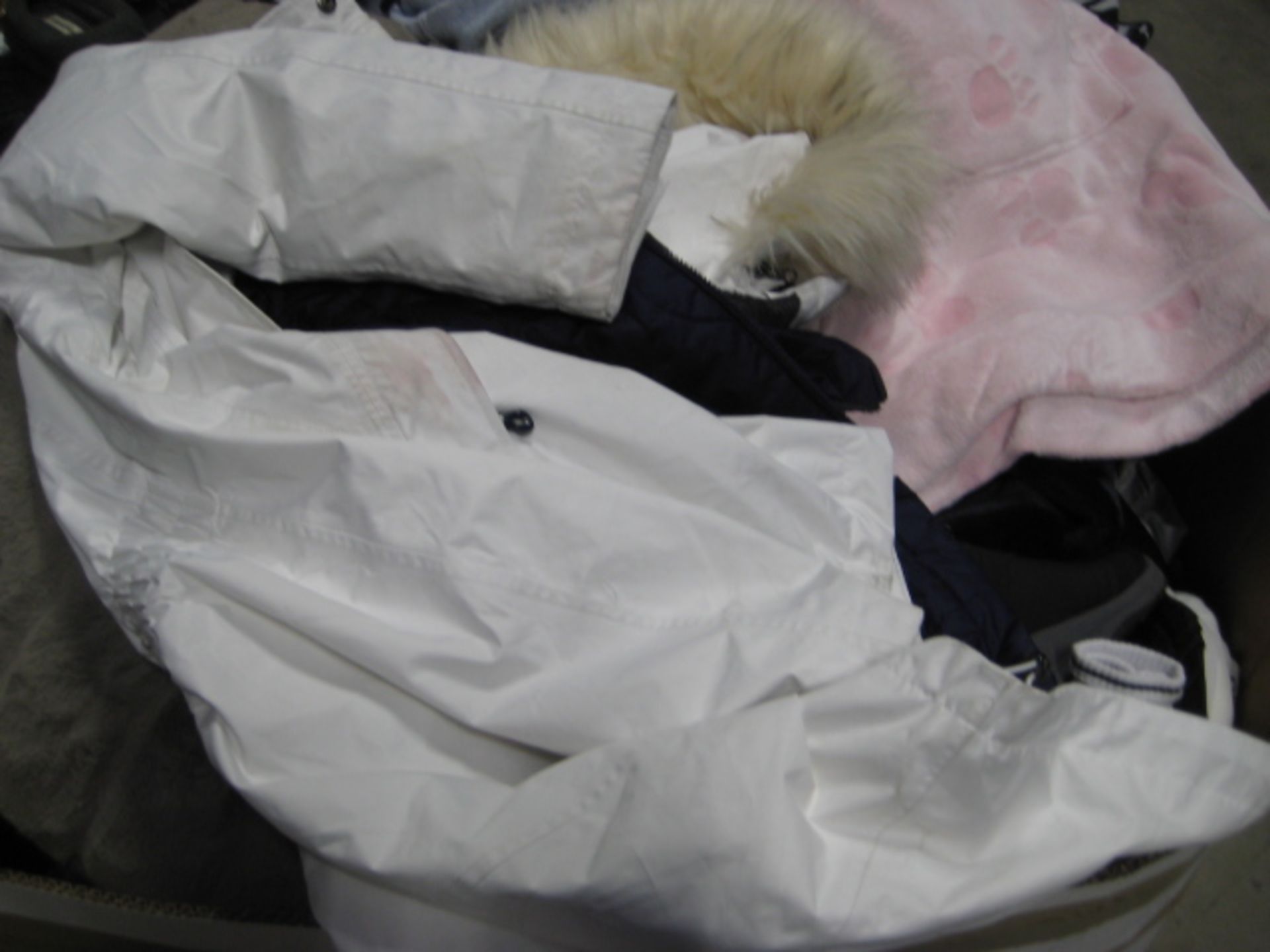 Pallet of used second hand clothing, linen, both odd and used shoes, etc. - Image 2 of 3