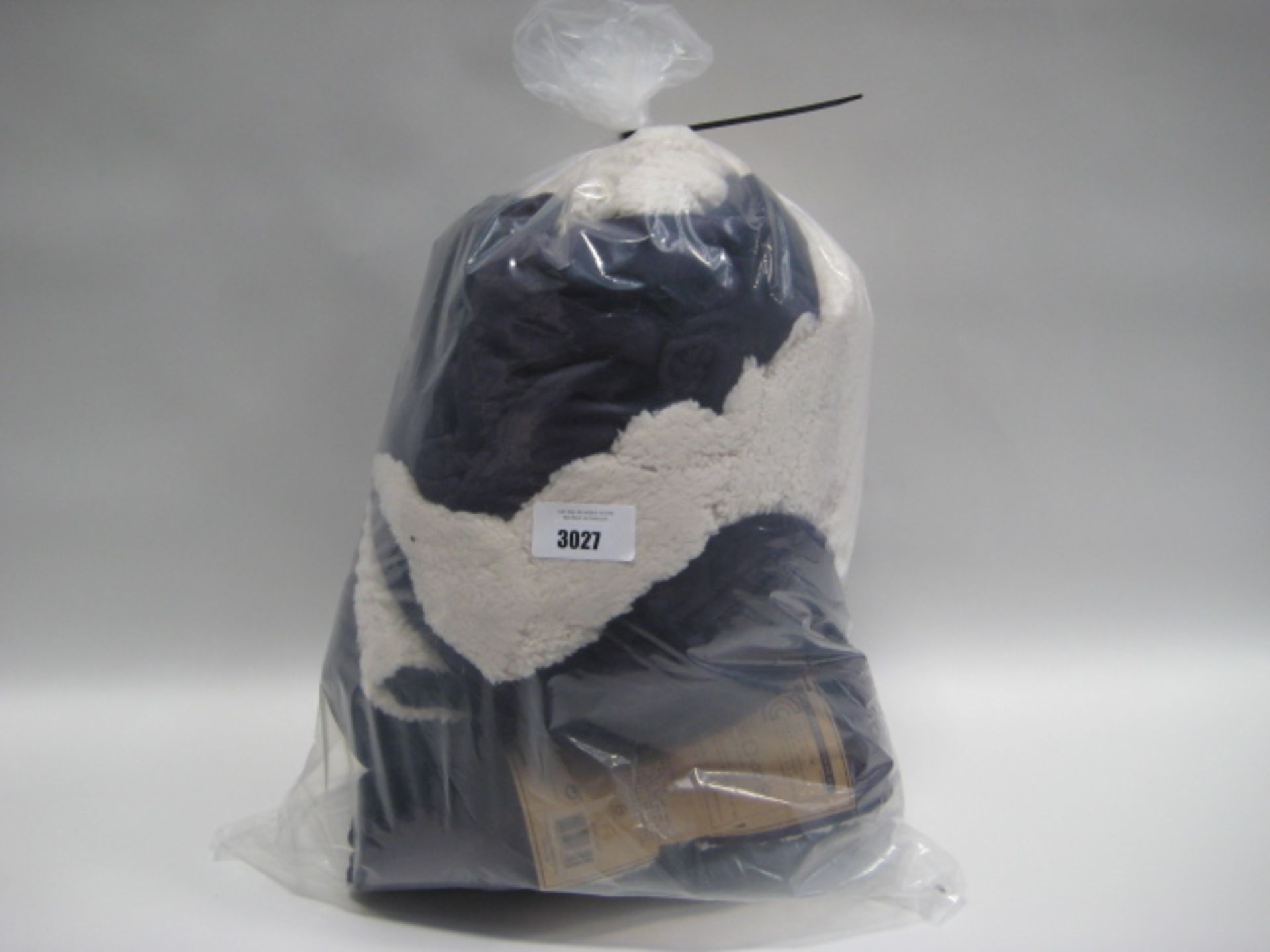 Bag containing 2 purple and cream coloured throws - Image 2 of 2