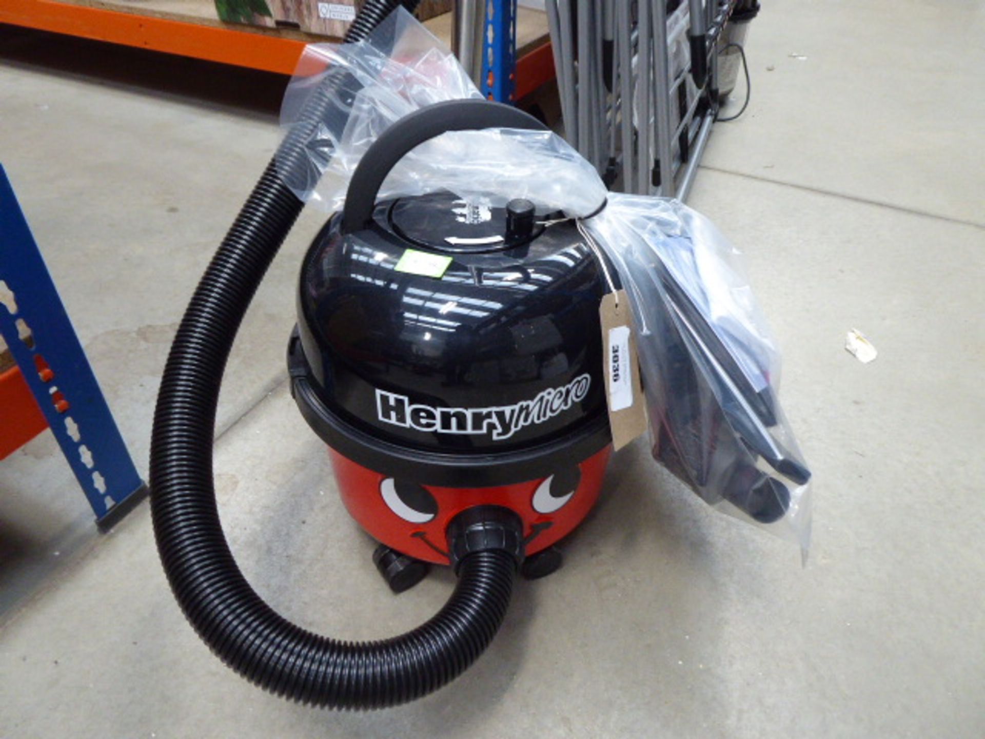 (TN102) Henry micro vacuum cleaner with pole and a small bag of accessories Condition report: Little