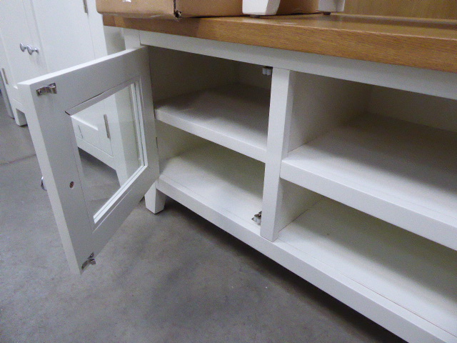 White painted oak top low level TV audio unit with 2 shelves and 2 glazed cabinets (4) - Image 2 of 2