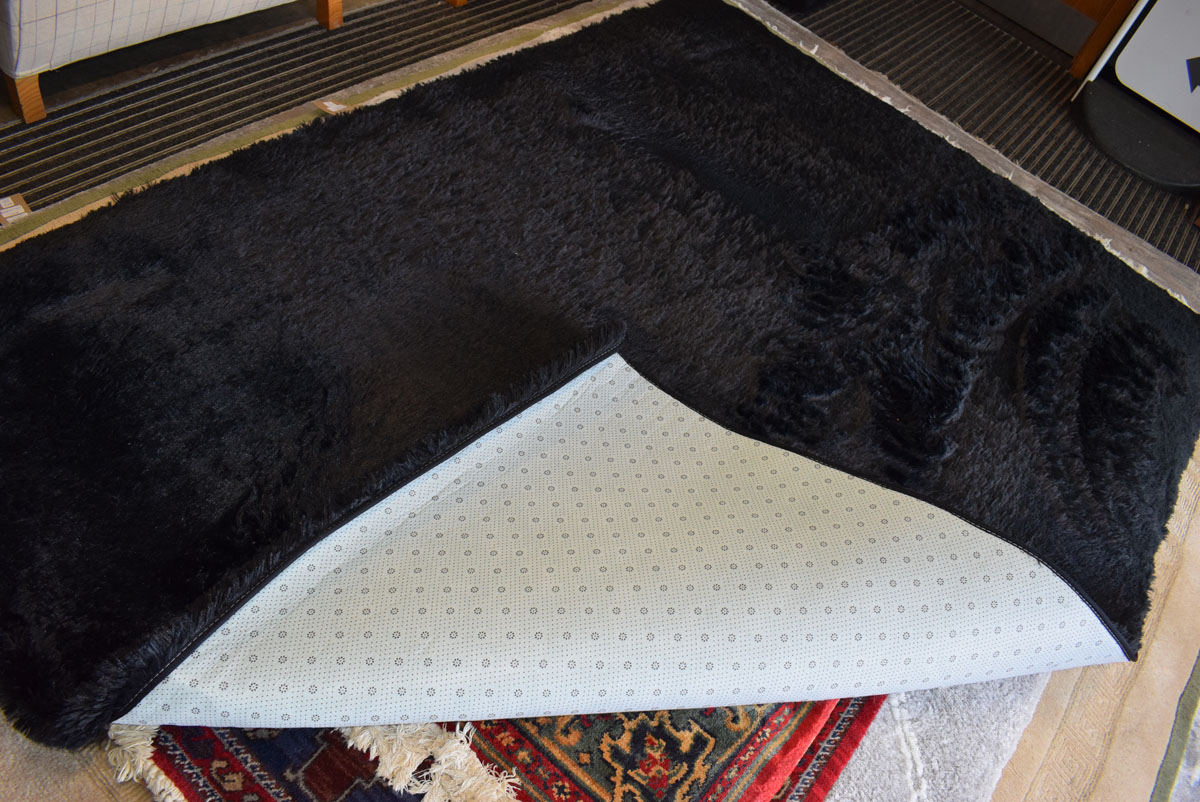 Modern black shagpile type carpet, approx 165 x 235cm - Image 2 of 2