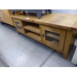 Large oak TV audio unit with 2 shelves and 2 glazed cupboards (26)