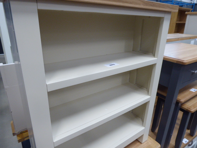 Cream painted oak top low 3 shelf bookcase (21) - Image 3 of 3