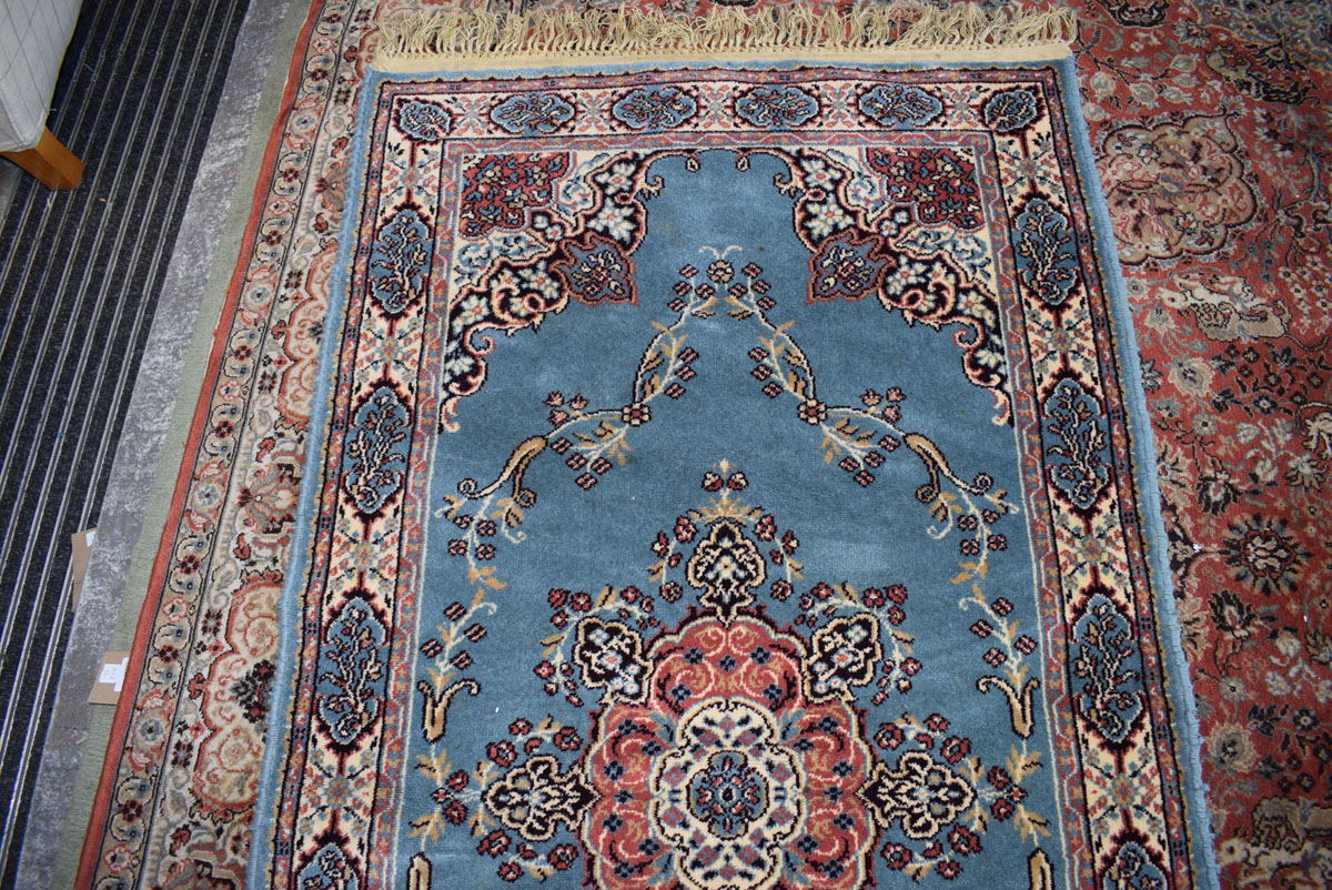Small Persian style carpet with blue ground and foliate decoration, approx 90 x 175 cm - Image 3 of 4