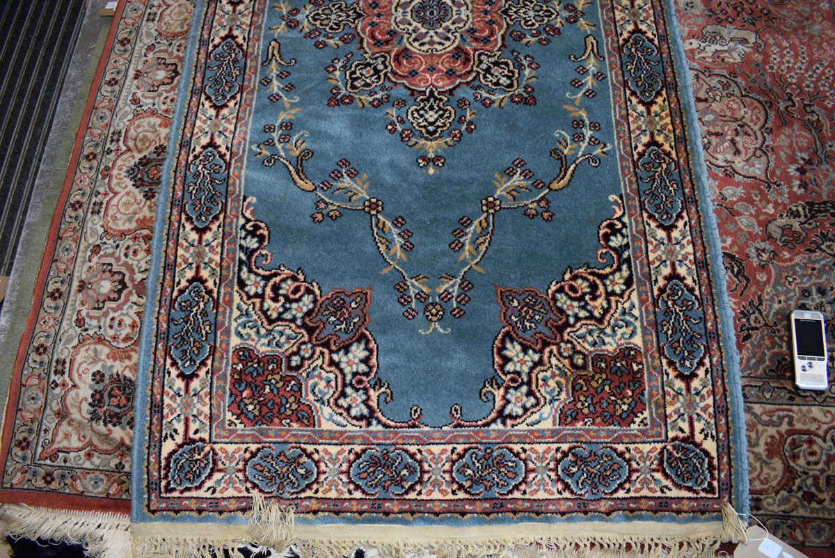 Small Persian style carpet with blue ground and foliate decoration, approx 90 x 175 cm - Image 2 of 4