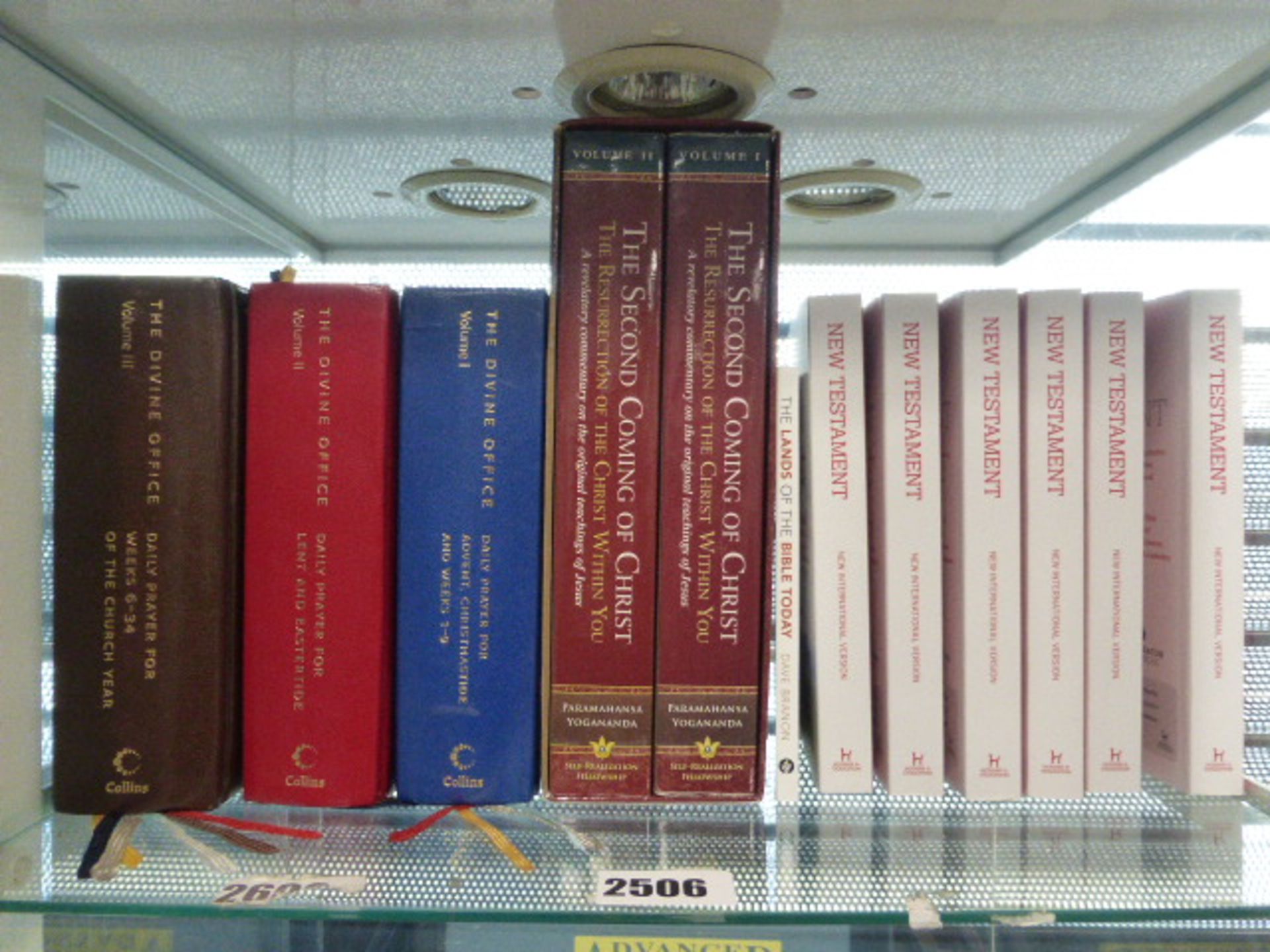 Selection of religious books to inc. various copies of The New Testament by Hodder and Starlton