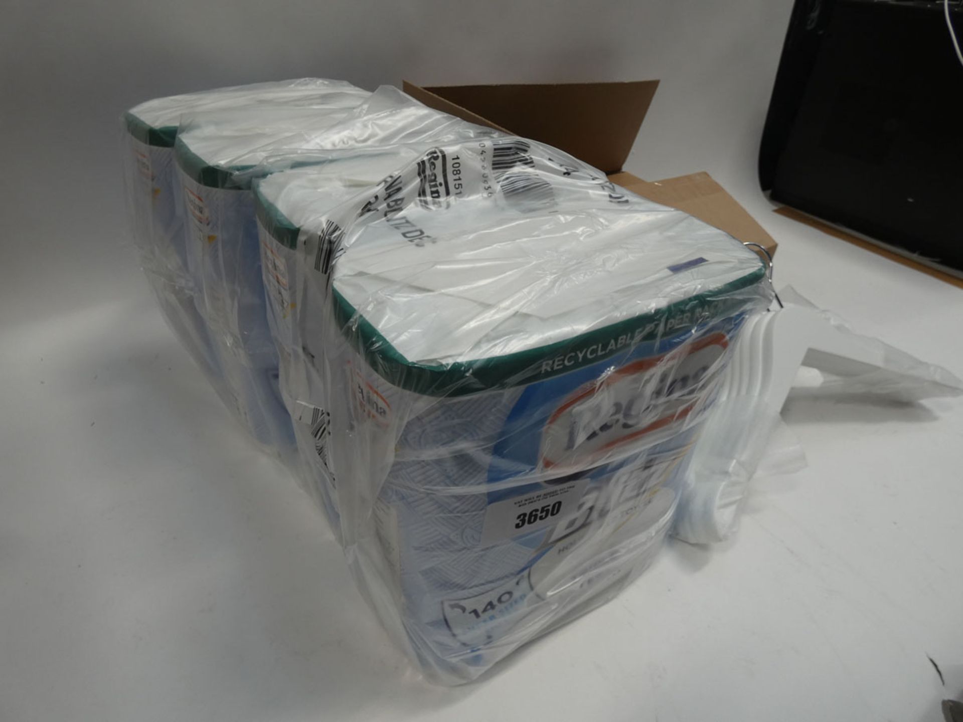 4 packs of Regina Blitz household towels and box of ten white coat hangers - Image 2 of 2