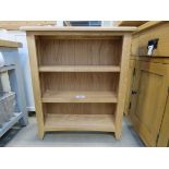 Small oak open front bookcase (163)