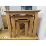 Oak nest of 3 tables (61)