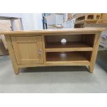 Small oak TV audio unit with 2 shelves and single door cupboard (157)