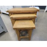 Oak nest of 3 tables (153)