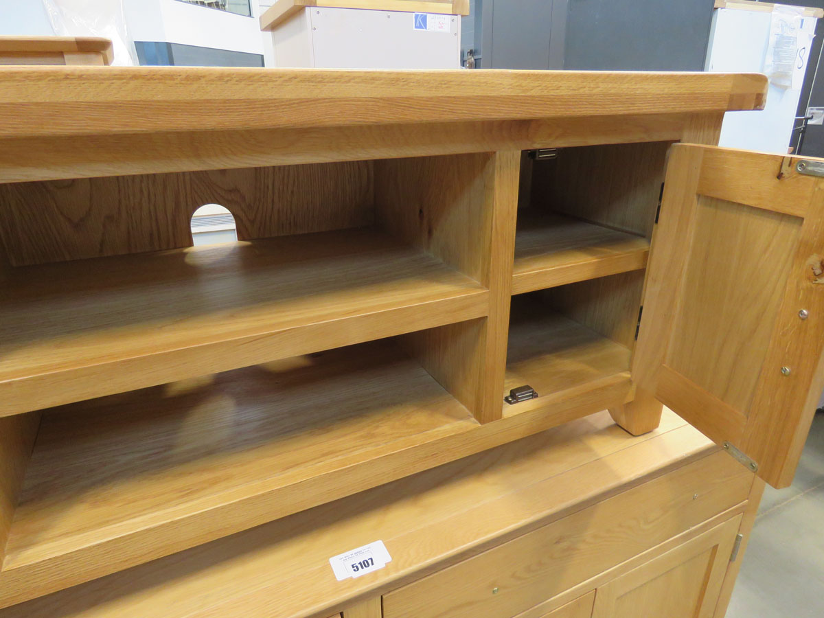 Oak mid size TV audio unit with shelves and 2 single door cupboards (105) - Image 2 of 4