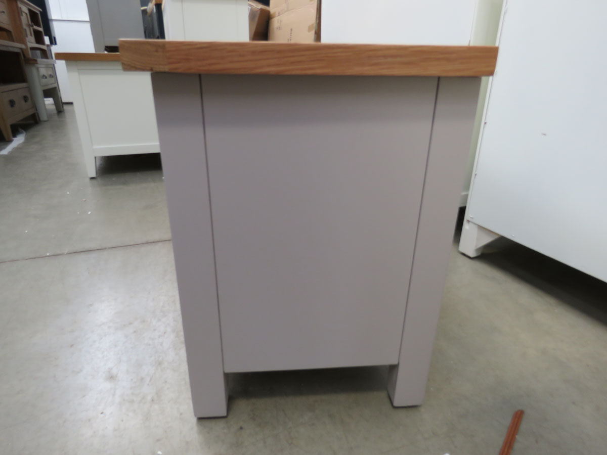 Grey painted low cabinet with oak top 2 shelves 2 baskets and 2 single door cupboards (52) Width: - Image 4 of 4