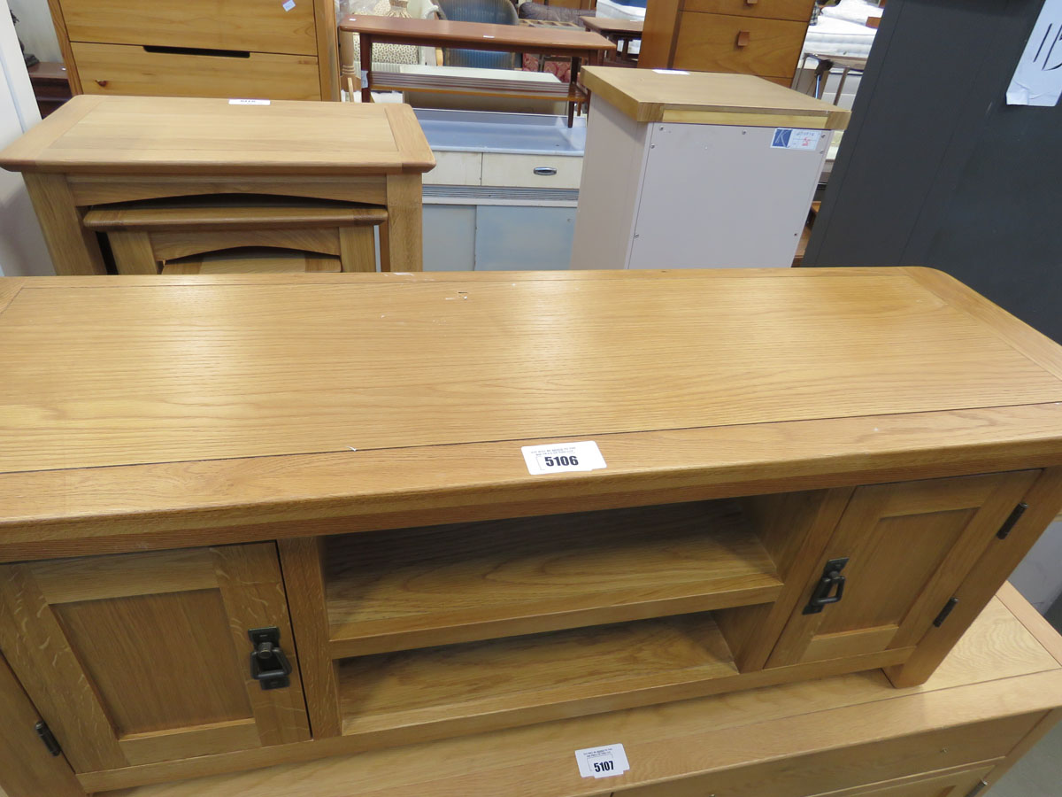 Oak mid size TV audio unit with shelves and 2 single door cupboards (105) - Image 3 of 4