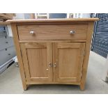 Oak small sideboard with single drawer and 2 door cupboard (140)