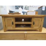 Oak mid size TV audio unit with shelves and 2 single door cupboards (105)