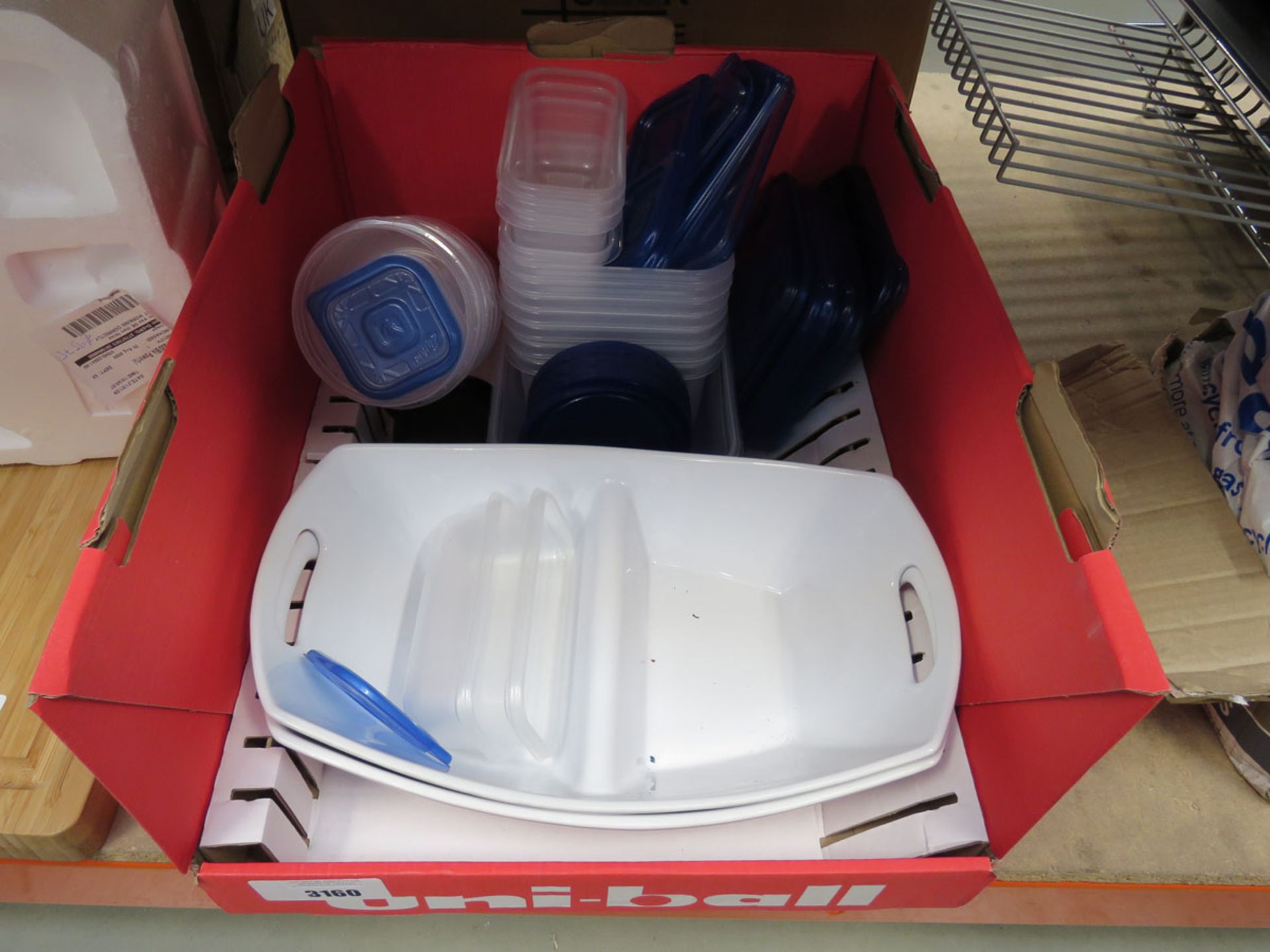 Tray of food containers and serving set