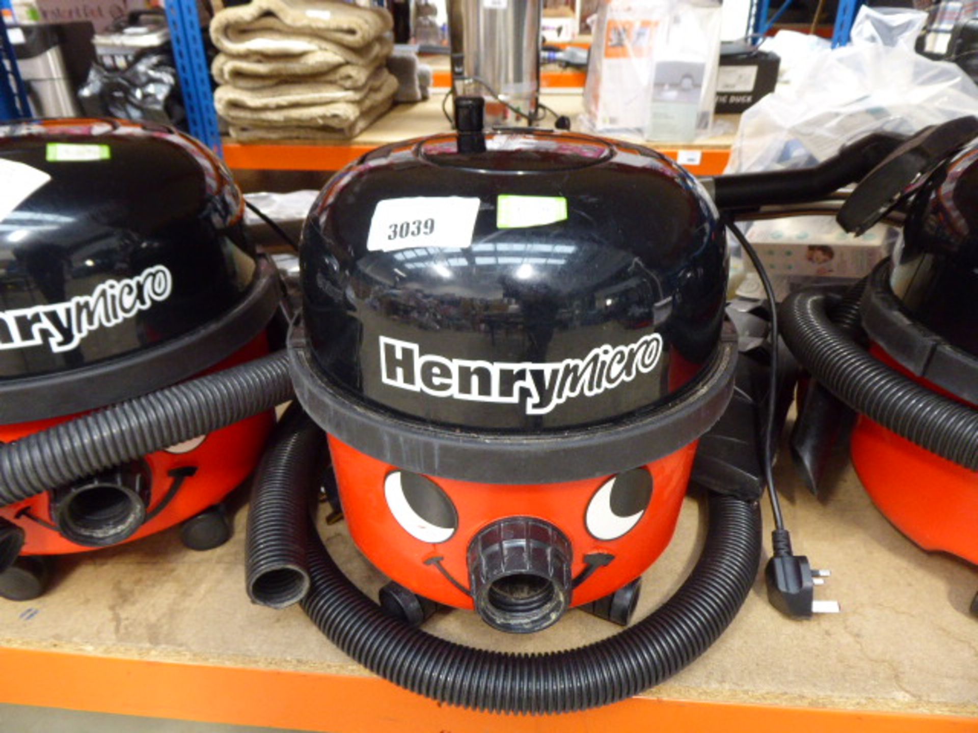 (TN79) Henry micro vacuum cleaner with pole